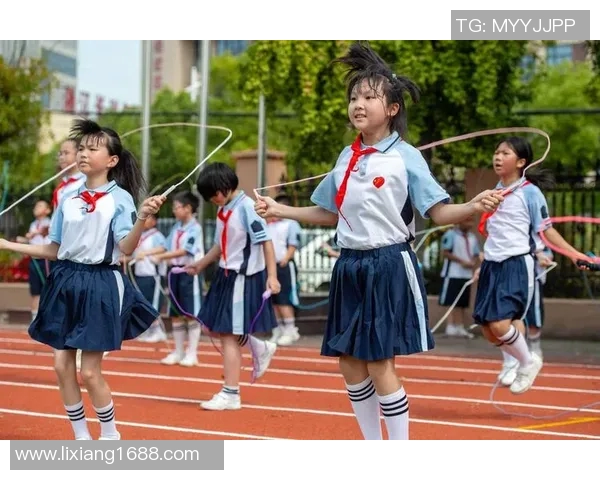 退役足球球星重拾童年乐趣跳绳挑战 身体素质依旧不输年轻人